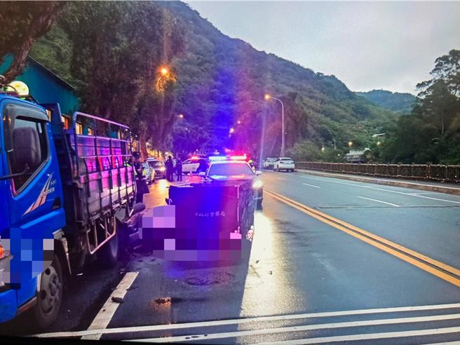 代课老师自撞併排货车，重伤不治。（警方提供）