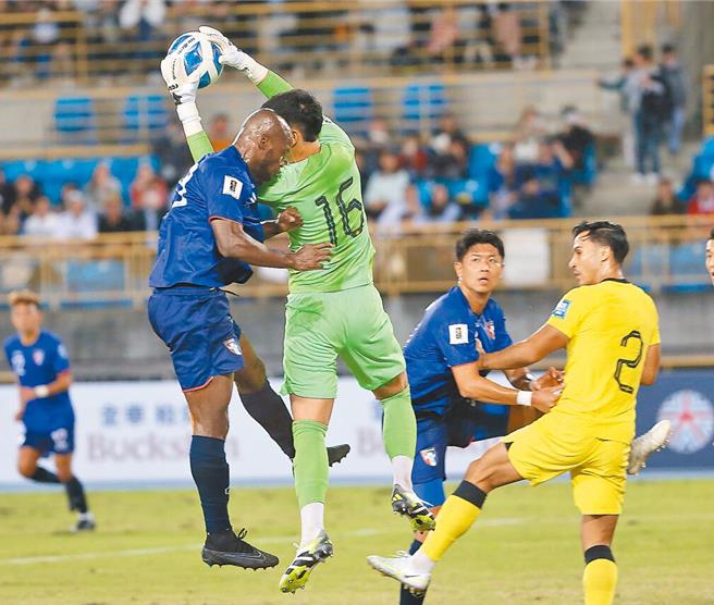 中華男足去年在台北田徑場的世界盃資格賽對陣馬來西亞。（本報資料照片／陳怡誠攝）