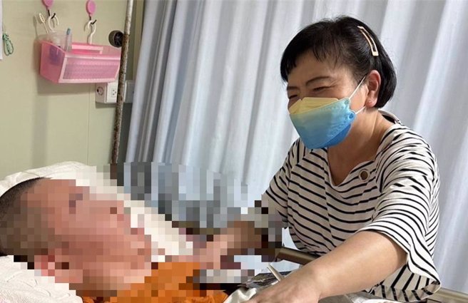 小伟的母亲独自照顾小伟到19岁，直到身体状况不佳，才托付给创世基金会。（创世基金会板桥安养院提供）