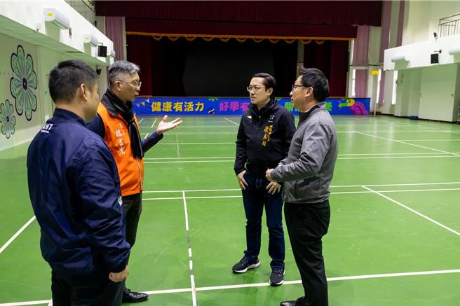 桃園市中壢區內壢國小活動中心有球場鋪面、地下室滲水等問題，教育局表示將補助校方協助修繕環境。（梁為超提供／蔡明亘桃園傳真）