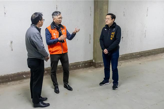 桃園市中壢區內壢國小活動中心有球場鋪面、地下室滲水等問題，教育局表示將補助校方協助修繕環境。（梁為超提供／蔡明亘桃園傳真）