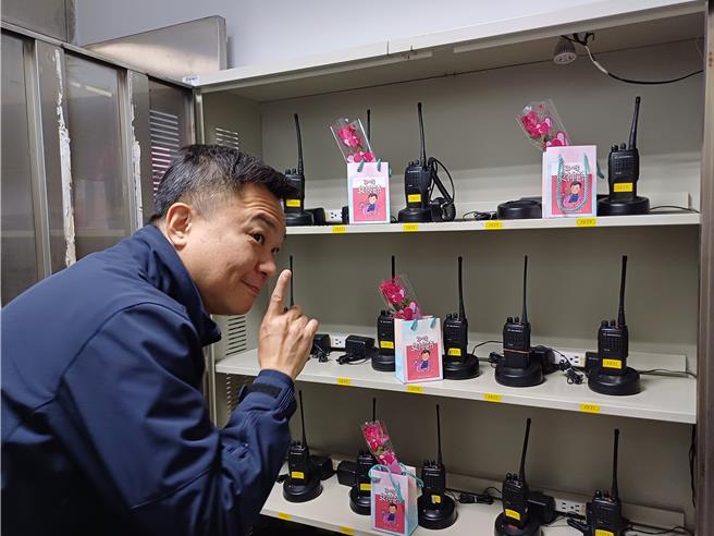 淡水警分局長彭正中（如圖）8日清晨悄悄地將護手霜及玫瑰花等禮物，擺放到女警的辦公桌上或無線電旁。（淡水警分局提供／張鎧乙新北傳真）