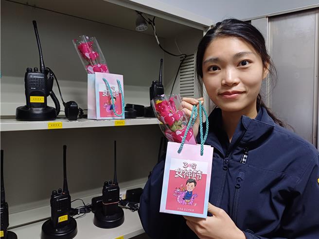 秦姓女警收到禮物。（淡水警分局提供／張鎧乙新北傳真）