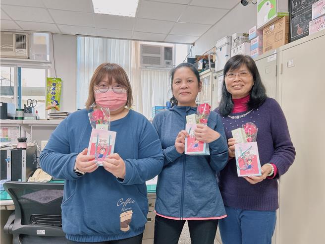 淡水警分局女性同仁收到護手霜及玫瑰花等禮物。（淡水警分局提供／張鎧乙新北傳真）