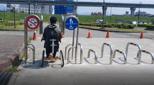 新北市高灘處指出，P型車阻一般輪椅（含電動輪椅）及手搖車皆可通行無礙。（新北市高灘處提供）