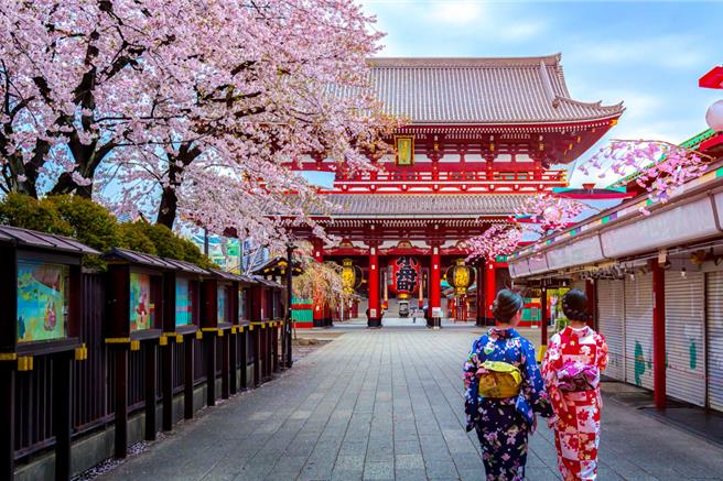 易游网全站促销活动「龙来Buy旅游节」买气热烈，吸引许多消费者抢购划算的日本赏樱期间机票。（易游网提供）