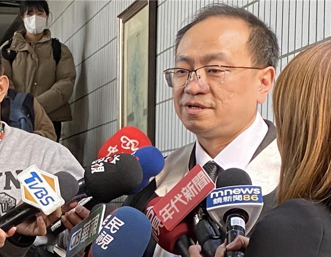 2022年底台中神岡桶屍案，死者為陳男與曾任酒女的蔡姓女友有金錢及感情問題，遭蔡殺人裝桶、封屍。台中地院8日宣判，依殺人等罪判27年6月。告代律師何志揚表示，陳家屬對有罪感到欣慰，但無法接受未判死刑。（陳淑芬攝）