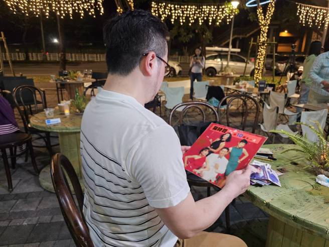 现年48岁的江先生，追星陈美凤已33年。(游定刚拍摄)