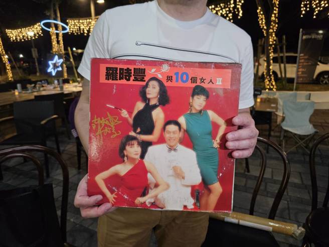 江先生透露，很喜欢陈美凤和罗时丰合唱的《为何你爱着别人》。(游定刚拍摄)