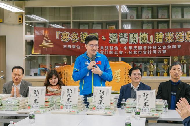 张智伦媒合数个会计师公会，捐赠白米给清寒学童。（张智伦办公室提供）