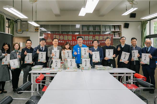 张智伦媒合数个会计师公会，捐赠白米给清寒学童。（张智伦办公室提供）