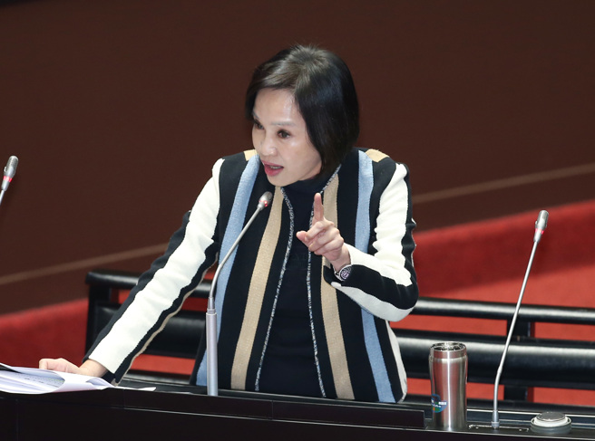 国民党立委柯志恩8日在立院质询，休息时间回应参选2026还太远，但该是她的责任，绝对不会迴避。（姚志平摄）