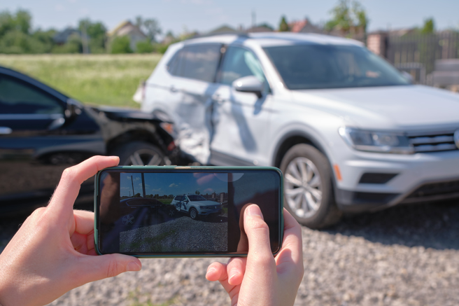中市邱男2023年2月2日见少年拿手机猛拍路边违停车辆，竟抱住拉扯要求交手机、删照。一审依强制罪判3月，得易科罚金，可上诉。（示意图：shutterstock／达志）