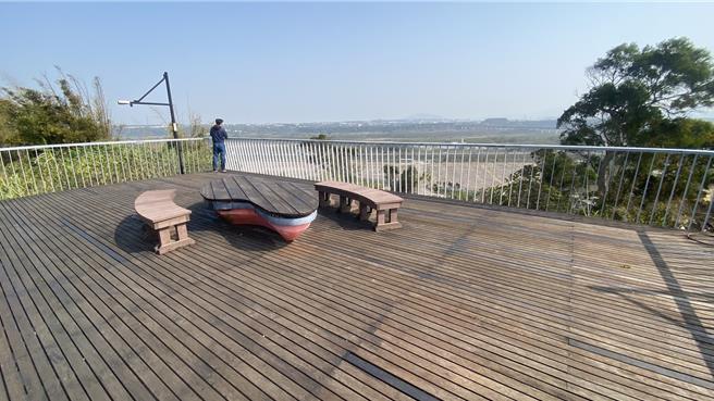 新庄仔綠園道觀景平台坐擁大甲溪沿岸風光，還可遠眺火炎山、麗寶摩天輪及高鐵列車飛馳美景。（陳淑娥攝）