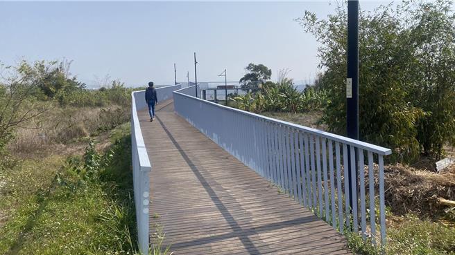 新庄仔綠園道觀景平台坐擁大甲溪沿岸風光，還可遠眺火炎山、麗寶摩天輪及高鐵列車飛馳美景。（陳淑娥攝）