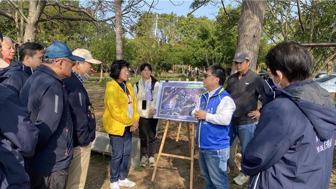 新庄仔綠園道觀景平台坐擁大甲溪沿岸風光，立委楊瓊瓔服務處執行長洪柳益、市議員羅永珍8日會勘爭取擴建。（陳淑娥攝）