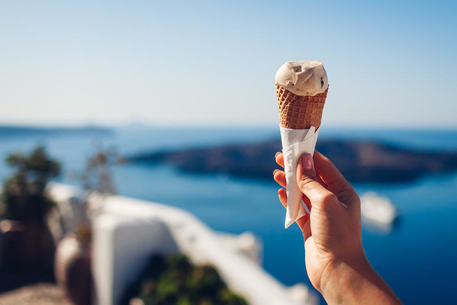 前邮轮歌手爆料，如果船员突然向乘客提供一堆冰淇淋，通常是因为船上死亡的人数多于停尸间的容纳人数。(图:shutterstock/达志)