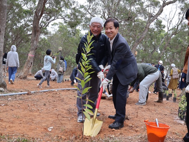 東海Tree Bank 計畫是以樹木銀行為意象，各界參與者可捐款認養樹木，為地球與孩子存下永續的未來，未來也將規劃結合校內課程，師生一起投入校園林相普查、大肚山原生種及既有林相復育、樹木健康檢查與維護等工作。(照片/東海大學提供)