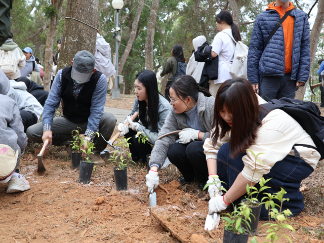 全台第一所大學樹銀行「Tree Bank」成立! 東海大學為推動綠色永續校園，邀請到訪東海大學的民眾、親子，以捐款種樹的方式，實際在東海綠地上種樹並存入綠色存摺。(照片/東海大學提供)