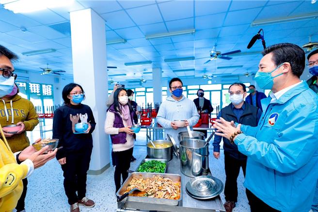 金門縣長陳福海（右前）關心學童食安問題，嚴格要求縣府相關局處要持續關注蘇丹紅事件，監測營養午餐各單位食安，確保學童、縣民吃得安全、吃得健康。（金門縣政府提供／于家麒金門傳真）