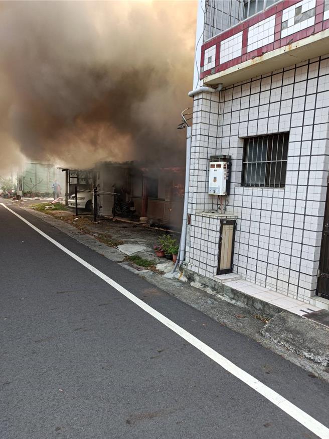 消防队赶至时，平房已传出火舌，浓烟密布。（民眾提供／宝智华台南传真）