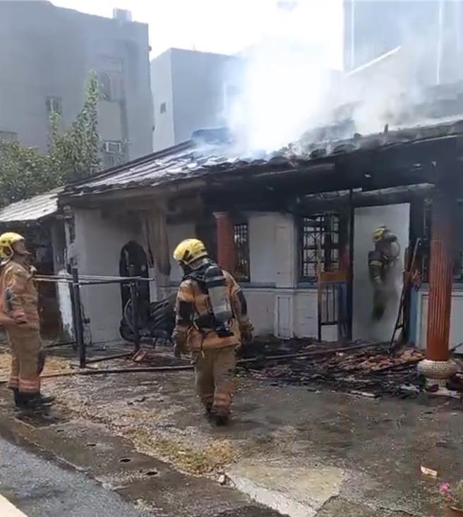 消防队员12分钟就扑灭火势。（民眾提供／宝智华台南传真）