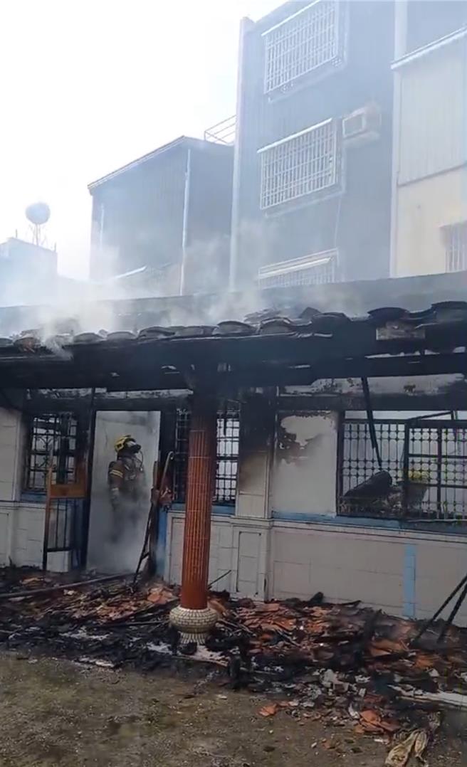消防队员勘验火场时，发现一具男性焦尸。（民眾提供／宝智华台南传真）