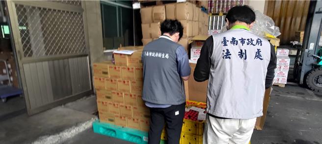 南市卫生局派员前往慈光食品调查，要求业者下架回收已售出产品。（台南市卫生局提供／曹婷婷台南传真）