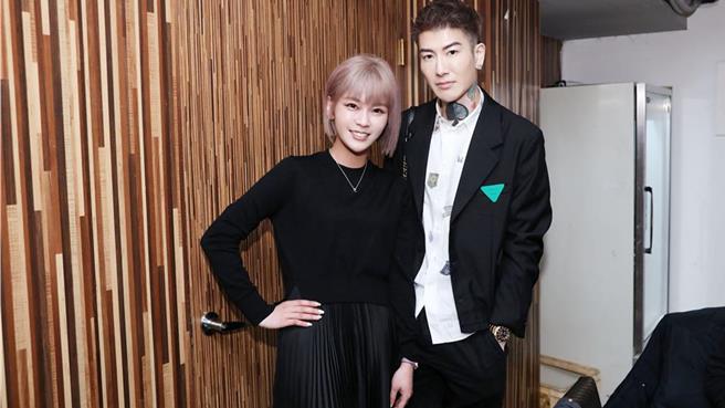 李明珊（左）日前認愛Tommy。（穩達娛樂行銷提供）