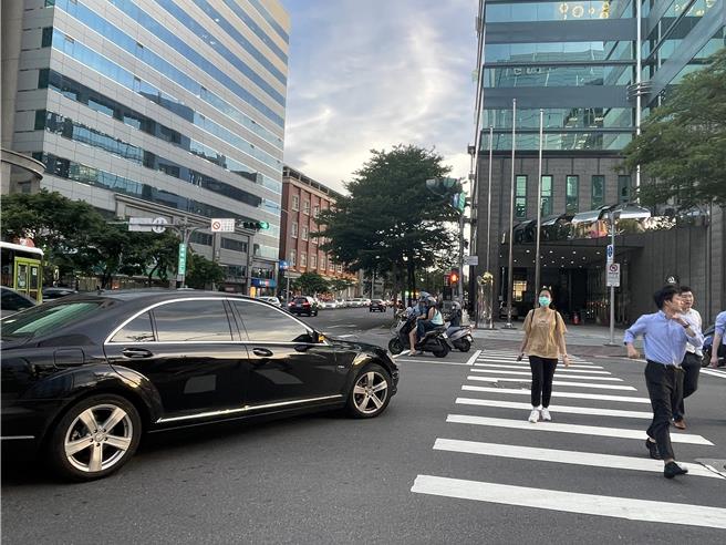 车辆停让行人示意图。（蔡亚桦摄）