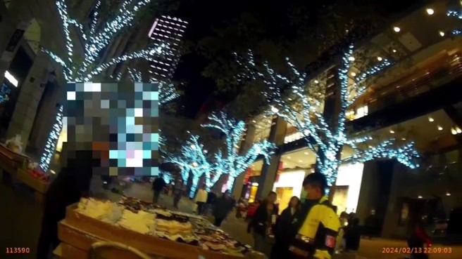 台北市1名吕姓摊贩，2月13日晚间21时，在信义区的香堤大道违规摆摊。（翻摄画面）