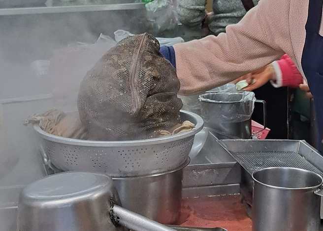宜兰罗东夜市知名羊肉汤，遭目击疑似使用洗衣袋装药材炖煮，事后业者解释此物为「耐热煮饭巾」。（图／翻摄自脸书「爆料公社(官方粉专专属)」）