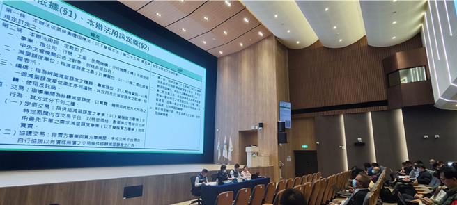 依環境部預告的「溫室氣體減量額度交易拍賣及移轉管理辦法草案」指出只要減量額採協議交易，並且交易數量未達100公噸、且屬「自願碳中和」等用途就可以免收手續費。（林良齊攝）