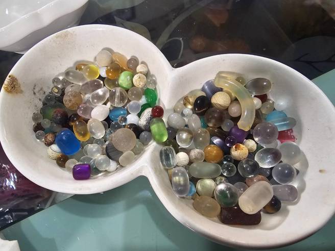 陳安窓收集不少男性卸珠後、各種不同材質的入珠品。(游定剛拍攝)