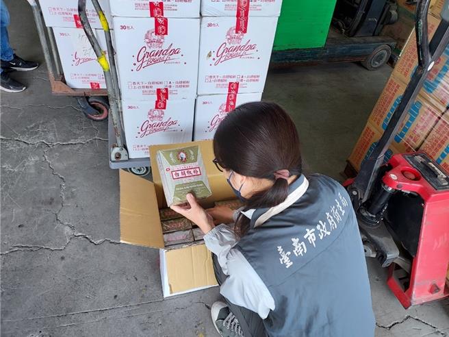使用苏丹色素原料制成「F0108优-白胡椒粉」流入南市2家食品原料行，卫生局今天派员稽查。（台南市卫生局提供／曹婷婷台南传真）
