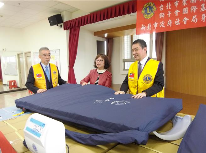 新北市社会局副局长许秀能（中）代表受赠防褥疮气垫床，感谢台北市东南狮子会的善心义举。（张铠乙摄）
