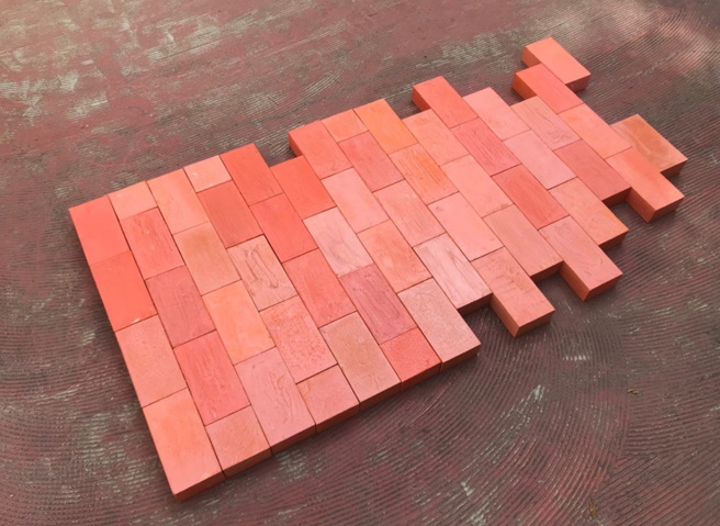 黄庭超-红色砖块舖设的地面-复合媒材。（图／黄庭超老师提供）