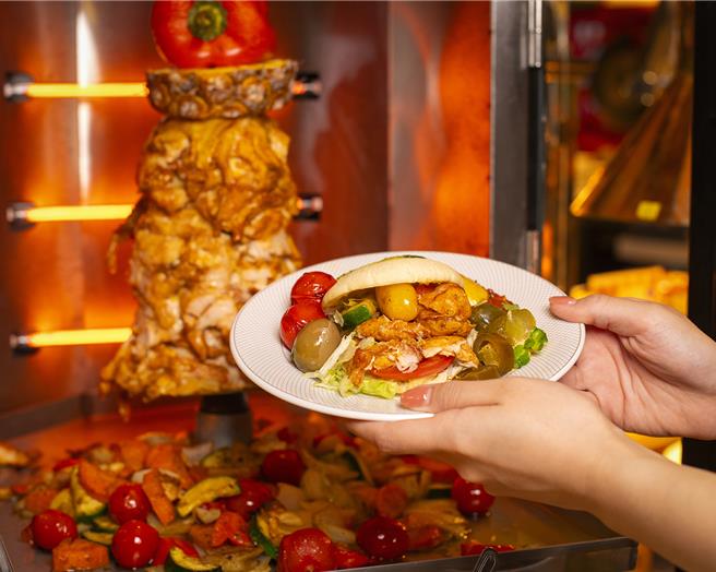 台北远东香格里拉远东Café自助餐厅推出「梦飨地中海」美食活动；图为中东沙威玛。（台北远东香格里拉提供）