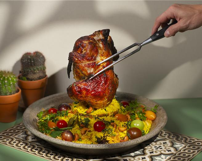 阿拉伯式香料烤全鸡。（台北远东香格里拉提供）