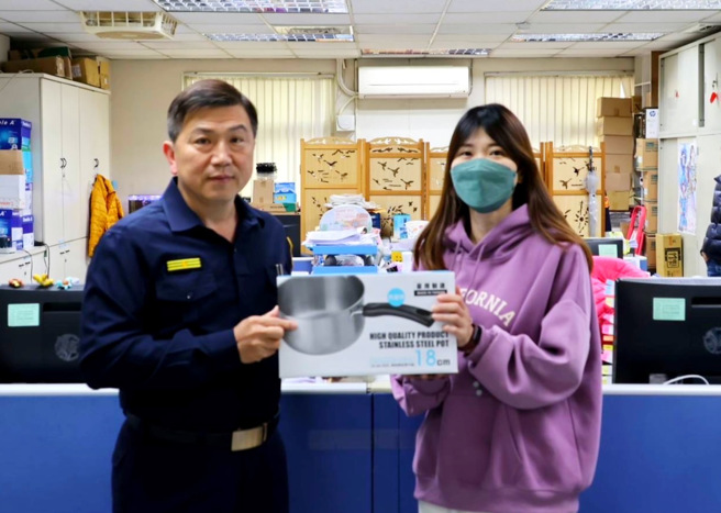 三重警分局在婦女節這一天，為女性同仁送上「居家三件組」。（圖 / 三重警分局提供）