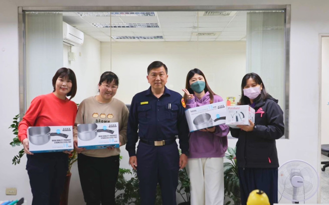 女警與男警一樣，必須擔服值班、巡邏、臨檢等勤務，甚至在處理家庭暴力、婦幼等敏感性案件時，往往肩負安撫被害人情緒的重要任務。（圖 / 三重警分局提供）