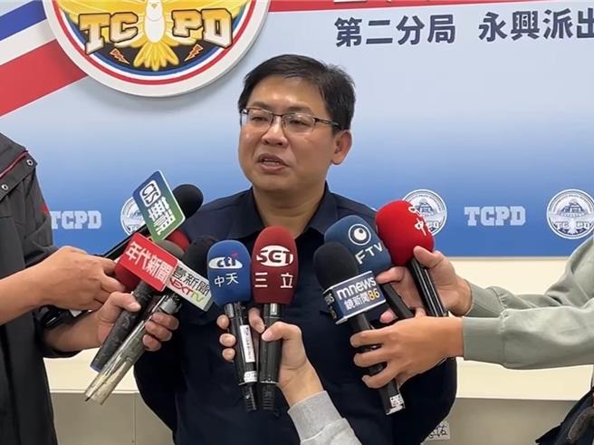 台中市北區太原北路與中清路口8日傳出疑似行車糾紛街頭打人事件，警方獲報立即前往壓制，查扣作案用之球棒、辣椒水等證物，並將楊嫌等3人以涉嫌妨害秩序罪現行犯實施逮捕帶返永興派出所偵辦。（民眾提供／潘虹恩台中傳真）