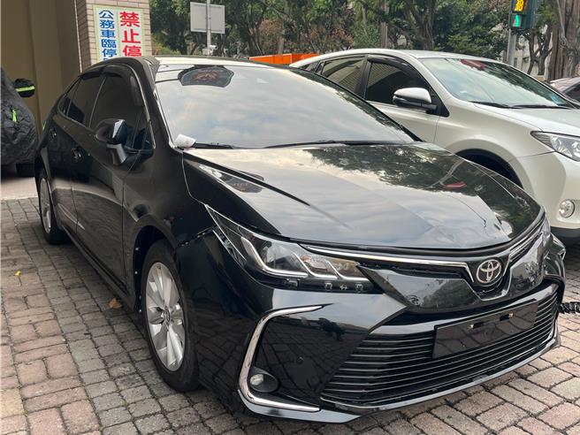 台中市北區太原北路與中清路口8日傳出街頭打人事件，楊姓男子等人疑似故意由後方追撞簡男等人車輛，更持球棒與辣椒水等器械攻擊對方，警方獲報立即前往壓制，並將楊嫌等3人以涉嫌妨害秩序罪現行犯帶回永興派出所偵辦。（民眾提供／潘虹恩台中傳真）