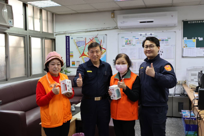 三重警分局在婦女節這一天，為女性同仁送上「居家三件組」。（圖 / 三重警分局提供）