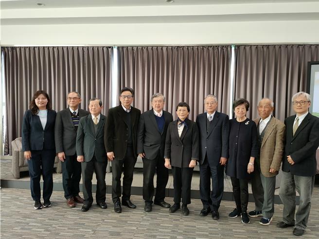 余纪忠文教基金会与永续循环经济发展协进会于8日共同举办「电板回收技术与循环经济产业发展研讨会」，邀请相关领域学者专家出席与会。（李侑珊摄）