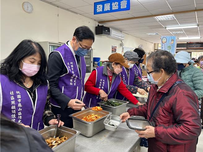 苏丹红食安风波让民眾心惊胆跳，桃园市长张善政今天上午到龟山区陆光社区发展协会，视察照顾关怀据点的供餐情形。张善政表示，苏丹红引发的食安问题受到社会关注，市府已採取相关预防性暂停使用措施。张善政强调，会持续把关供餐食材品质，确保食品安全。（市府提供）