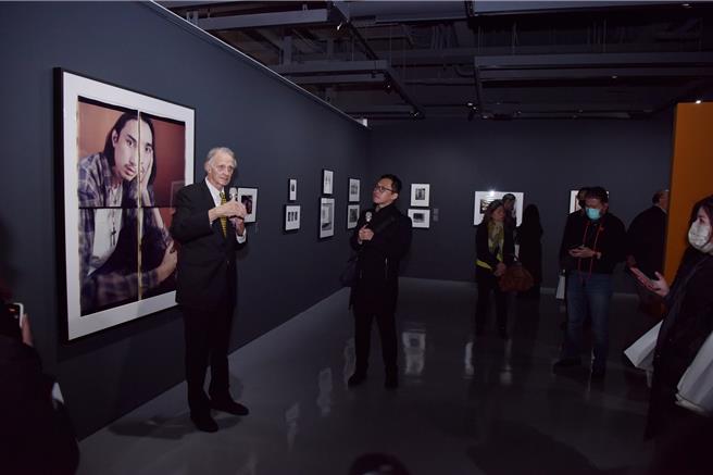 《一拍即影：拍立得國際名家攝影大展》自3月9日起至6月7日於師大美術館展出。由美國攝影展覽基金會與麻省理工學院博物館共同策劃，集結了來自全球120位藝術家的300餘件展品，探索藝術與科技多面向的關係，策展人 威廉．尤因（William Ewing）於開幕式為貴賓介紹。（台師大提供）