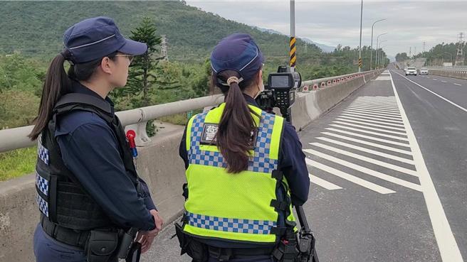 台東縣警察局3月起利用手持式雷射測速器加強機動測速照相執法。（台東縣警察局提供／蔡旻妤台東傳真）
