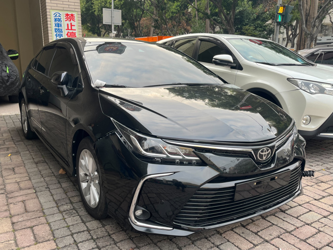 直播天后李明珊（丟丟妹）1月宣布與台中知名髮廊簡姓老闆Tommy交往，今（8）日傳出2人在台中市北區中清路、太原路口時與另一輛車發生擦撞，遭到對方3人持球棒毆打，Tommy因受傷急送往醫院治療，員警到場將在場的3名男子帶回派出所偵訊，釐清案情中。（圖／警方提供）