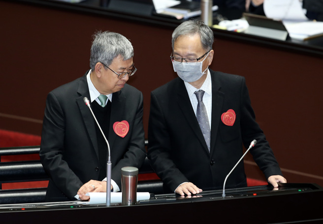 行政院长陈建仁（左）与卫福部长薛瑞元（右）8日在立法院答询时低声交换意见。（姚志平摄）